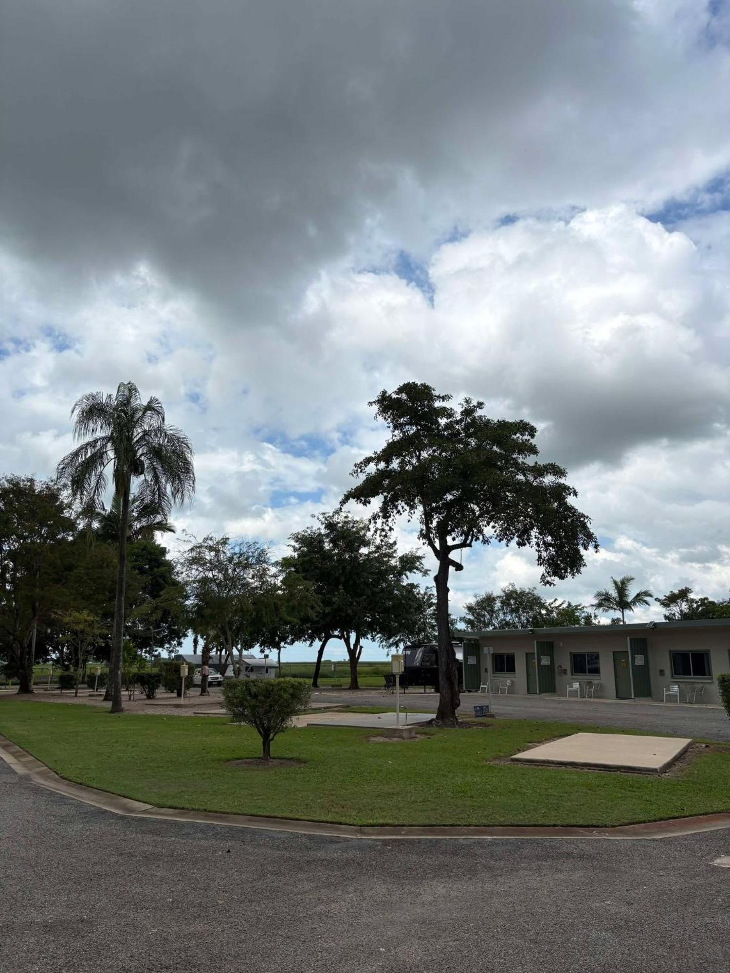 Ingham Tourist Park Hotel Bagian luar foto