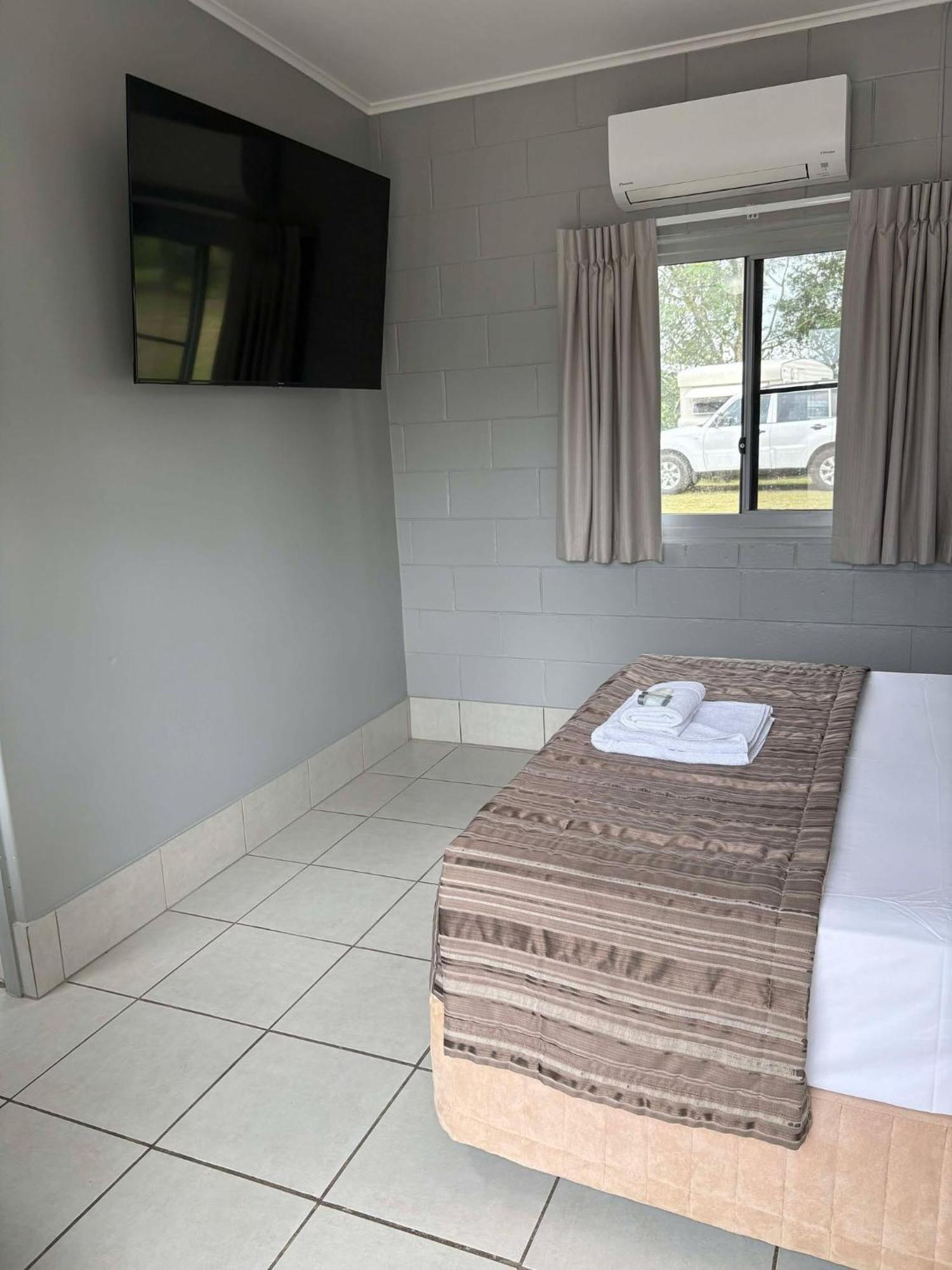 Ingham Tourist Park Hotel Bagian luar foto